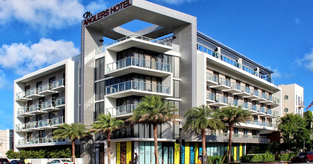 Kimpton Angler’s Hotel South Beach suites and bungalows with natural textiles, deep soaker tubs, and modern interiors, plus a cabana-lined rooftop pool with panoramic Miami Beach city views at this luxury boutique hotel near Washington Avenue.