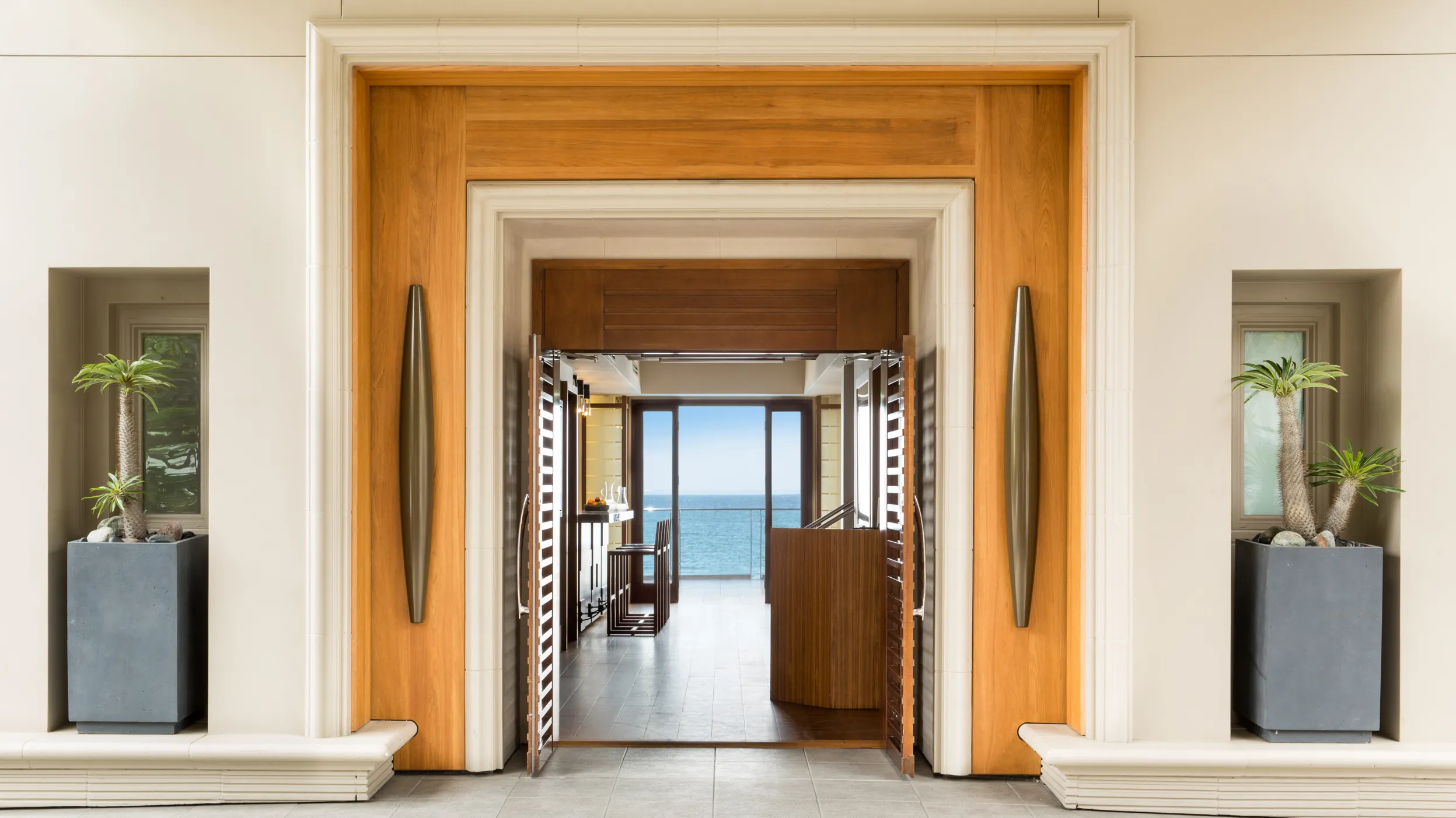 Oceanfront view of Malibu Beach Inn on California’s Pacific Coast Highway, featuring stylish coastal-chic rooms with private balconies overlooking the Pacific Ocean, one of the best luxury boutique hotels in Malibu for upscale beach getaways. Malibu Beach Inn oceanfront luxury hotel in Los Angeles, ideal for travelers searching LA beach hotels and beachfront hotels Los Angeles